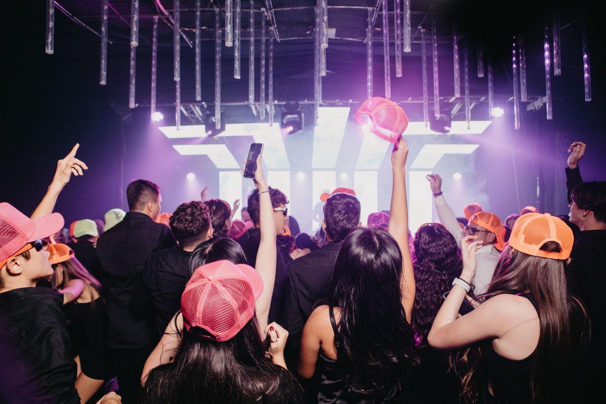 Quince años Isabella Cano 9 257-2508