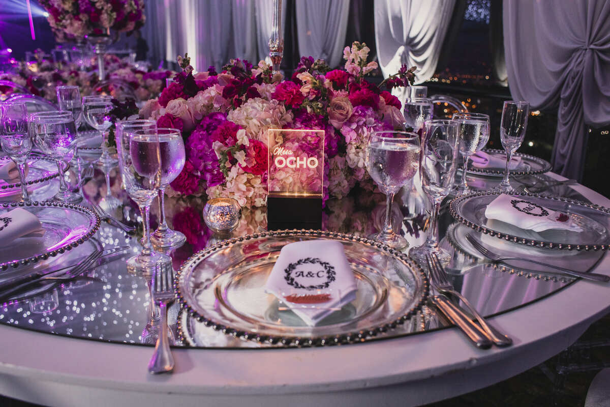 mesa decorada en tonos rosados y fucsia