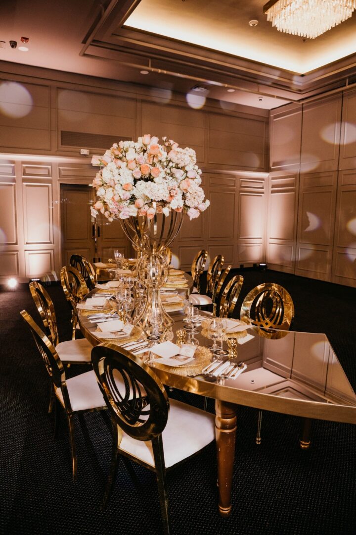 Mesa decorada tono dorado