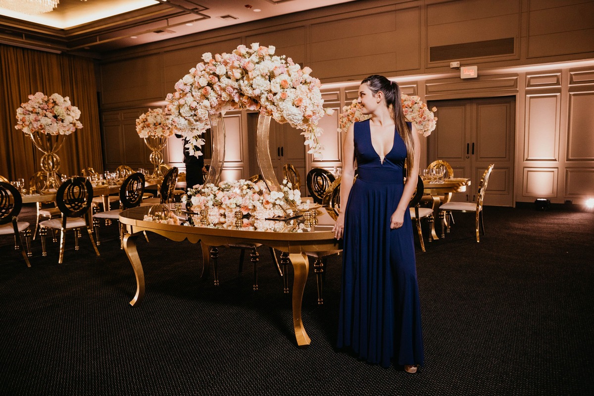 Mesa decorada tono dorado