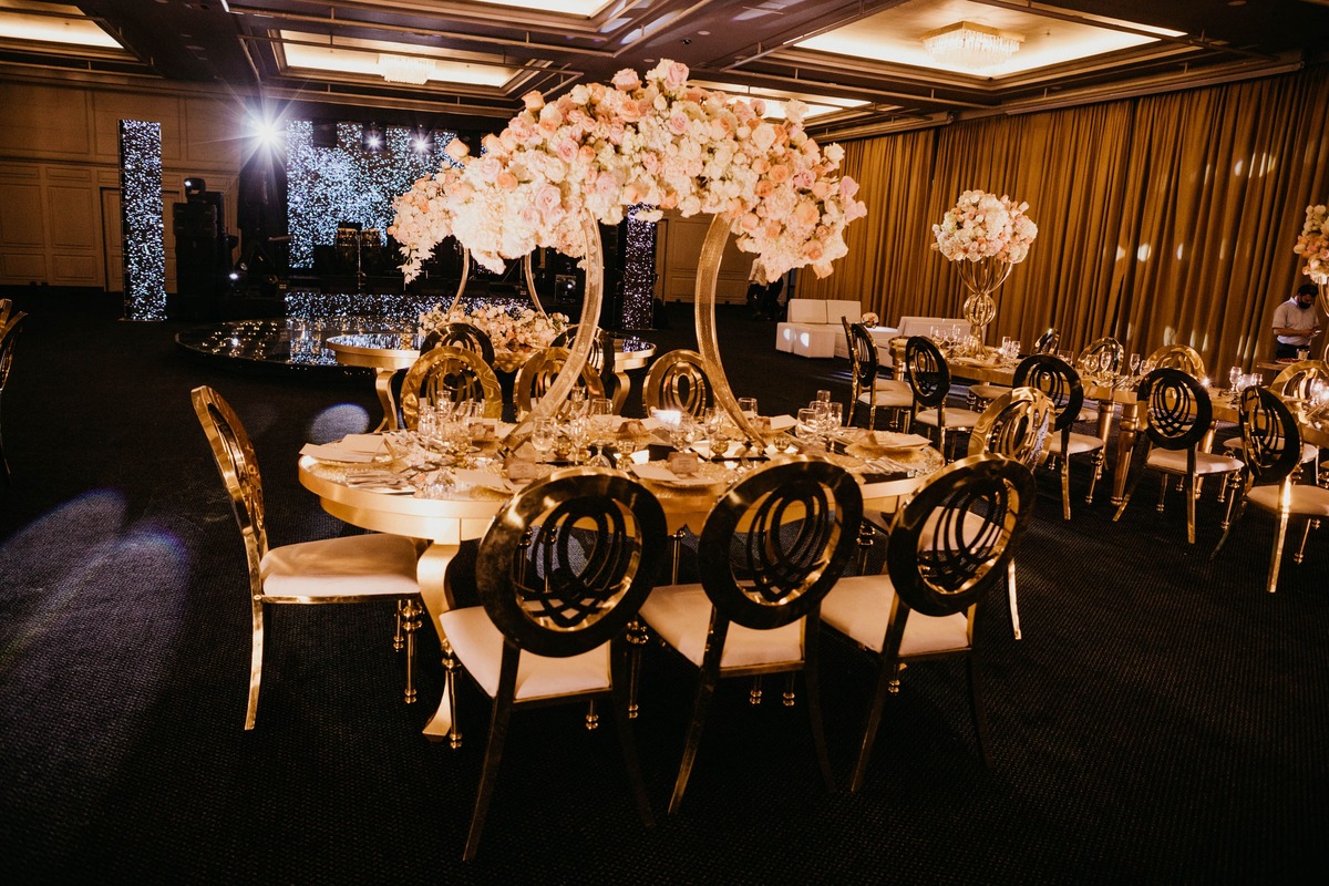 mesa decorada con flores