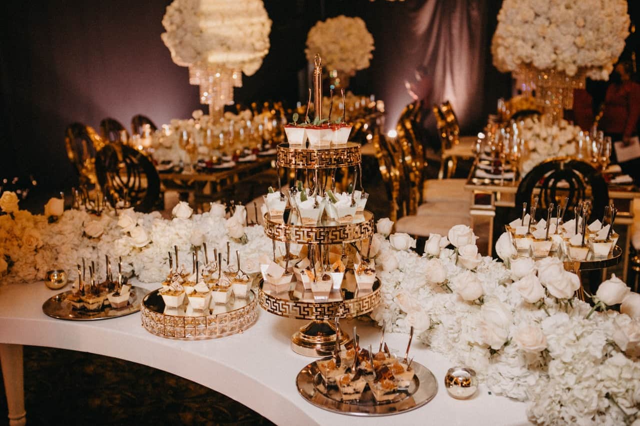 Mesa decorada con alimentos